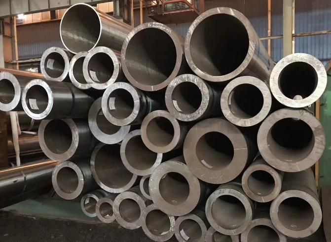 山東合金鋼管經過熱軋（擠、擴）或冷軋（拔）等工藝制成的無縫鋼管