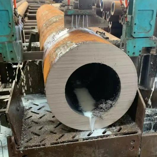 山東無(wú)縫鋼管廠定尺切割